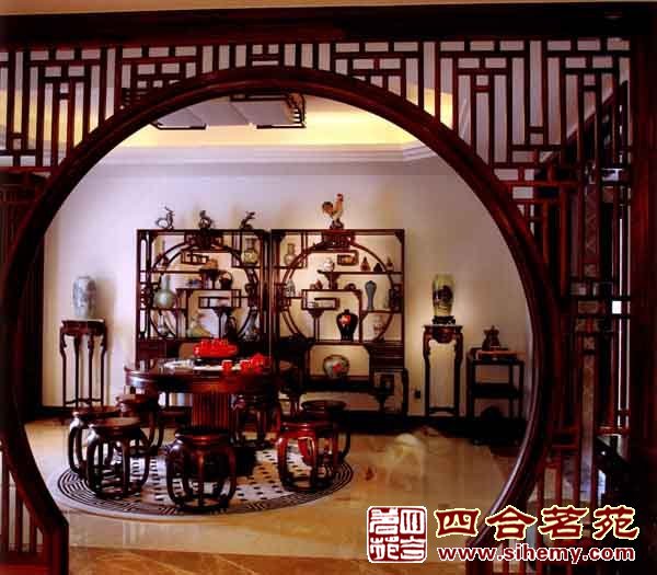 现代生活方式为原则,并吸取东方古典空间曲径通幽的手法 移步换景的中式装修手法,大多是通过屏风、博古架、镂空纹阁等室内装饰元素来实现的。在此例中式别墅设计装修的雅致小阁中,此手法的运用可谓炉火纯青,将诸多元素做了大胆、巧妙的聚合。将红木博古架与桌椅做成了景,进而通过不同角度的观赏,达到预期的观赏效果。